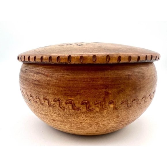 Vintage Scandinavian Wooden Trinket Box Couple in Traditional Clothing Hand Pain - Picture 6 of 8